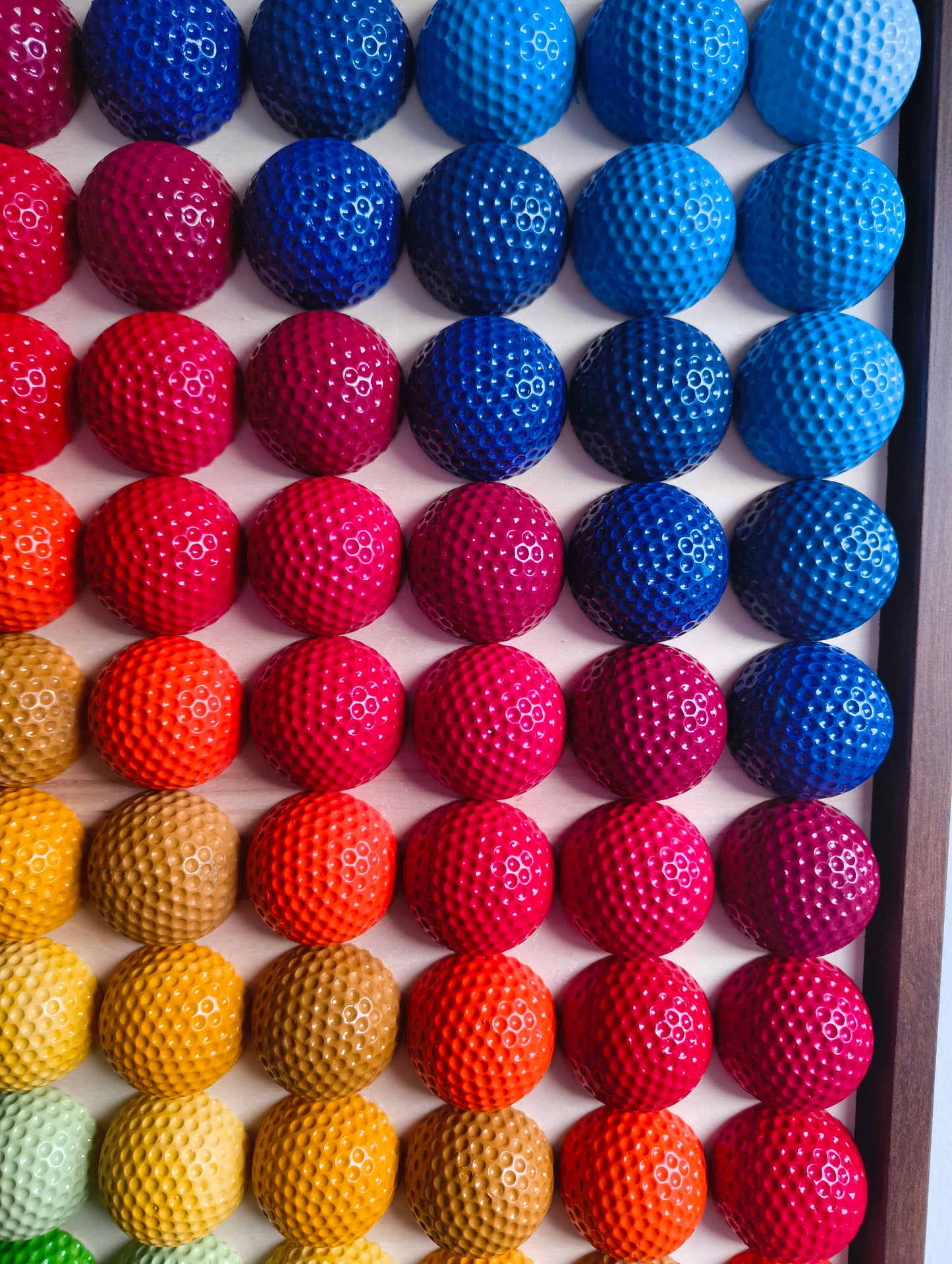 Golfball - 3D Kunst; Bunte Golfbälle im Farbverlauf; 53x53 cm