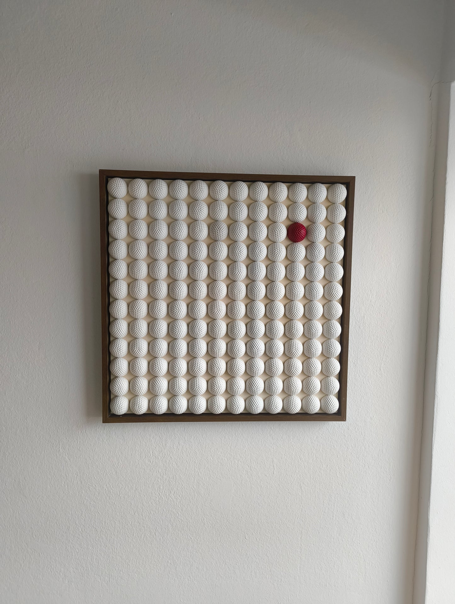 Golfball - 3D Kunst; Weißes Golfball Bild mit rotem Akzent; 53x53 cm