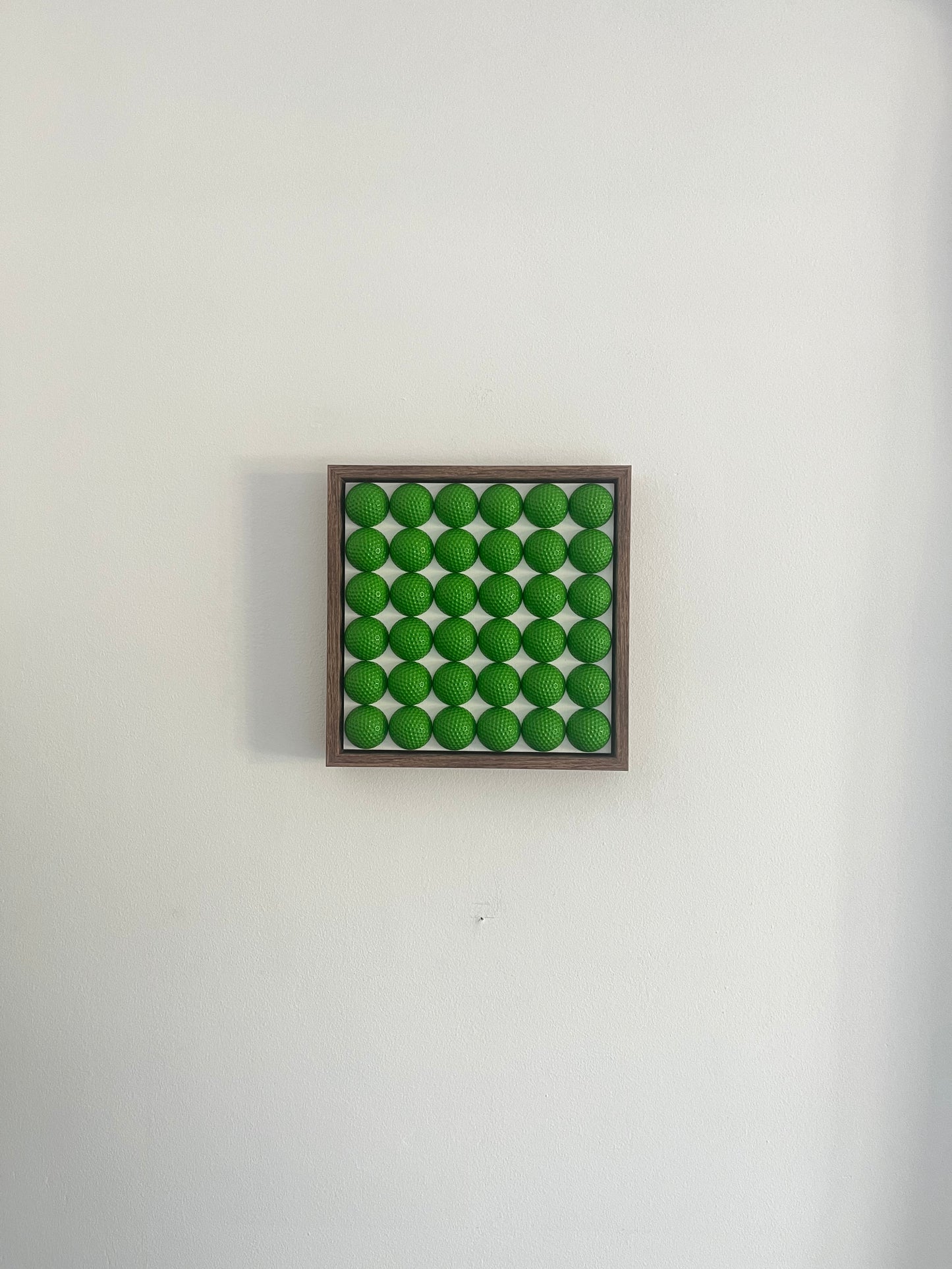 Golfball - 3D Kunst; Grüne Golfbälle auf weißem Hintergrund; 28x28 cm
