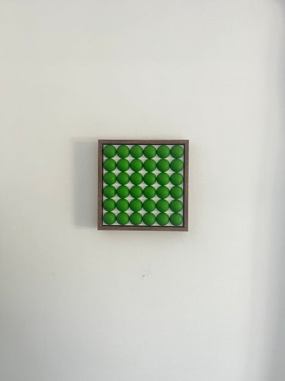 Golfball - 3D Kunst; Grüne Golfbälle auf weißem Hintergrund; 28x28 cm
