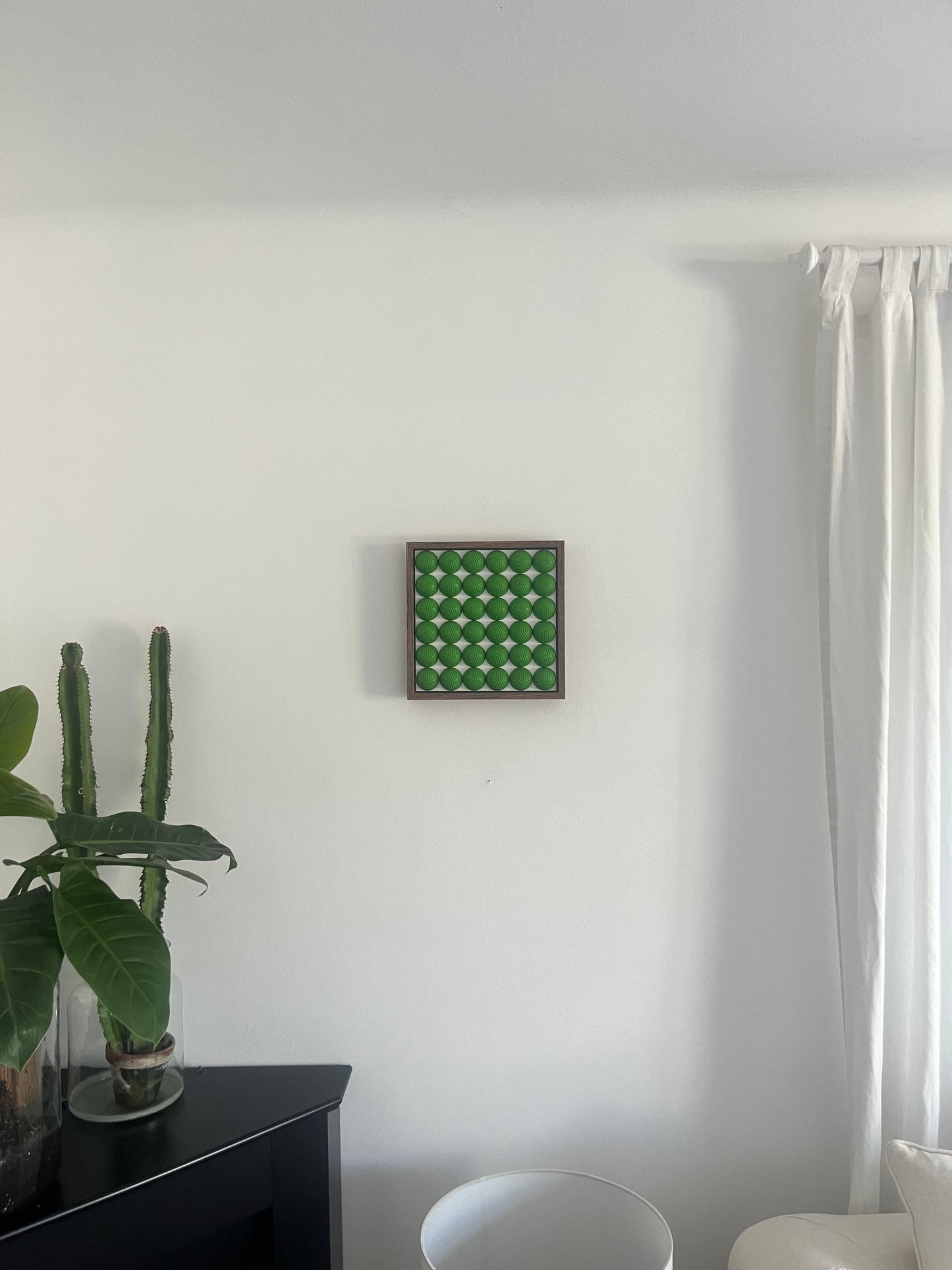 Golfball - 3D Kunst; Grüne Golfbälle auf weißem Hintergrund; 28x28 cm