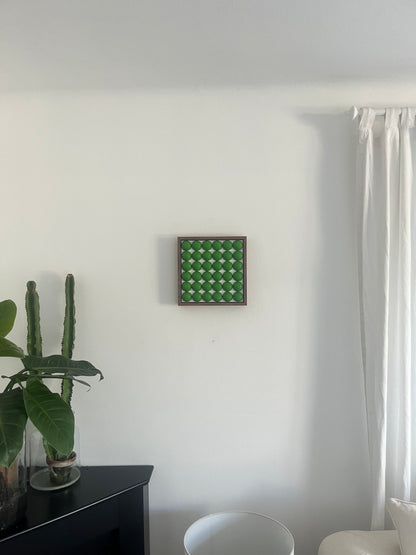 Golfball - 3D Kunst; Grüne Golfbälle auf weißem Hintergrund; 28x28 cm