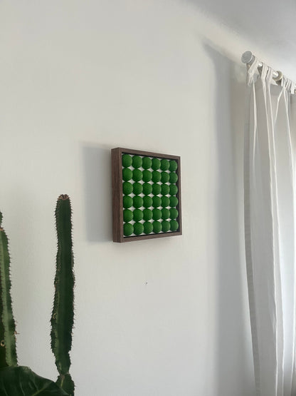 Golfball - 3D Kunst; Grüne Golfbälle auf weißem Hintergrund; 28x28 cm