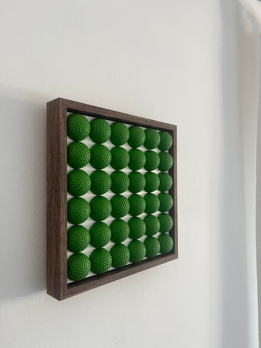 Golfball - 3D Kunst; Grüne Golfbälle auf weißem Hintergrund; 28x28 cm