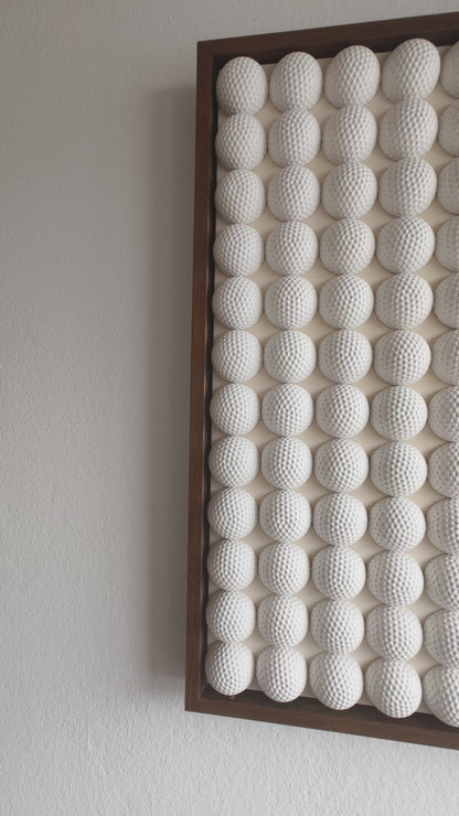 Golfball - 3D Kunst; Weißes Golfball Bild mit rotem Akzent; 53x53 cm