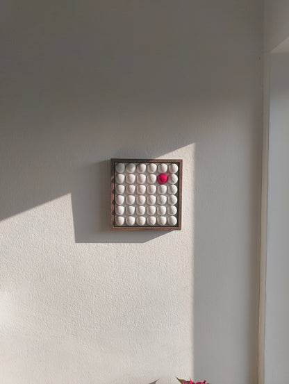 Golfball - 3D Kunst; Weißes Golfball Bild mit rotem Akzent; 28x28 cm