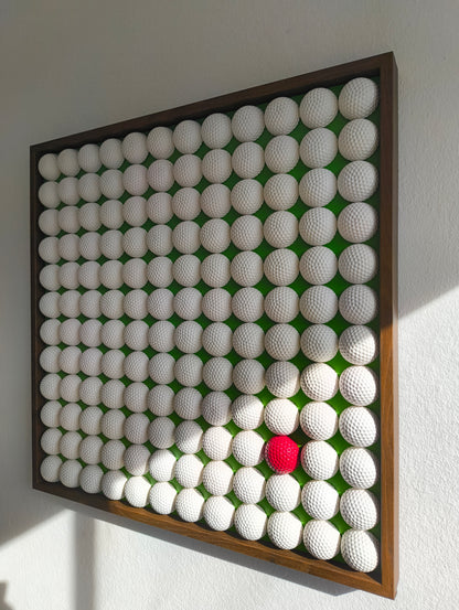 Golfball - 3D Kunst; Weißes Golfball Bild mit rotem Akzent auf grünem Hintergrund; 53x53 cm