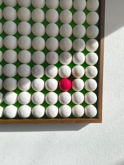 Golfball - 3D Kunst; Weißes Golfball Bild mit rotem Akzent auf grünem Hintergrund; 53x53 cm