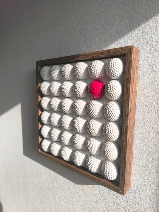Golfball - 3D Kunst; Weißes Golfball Bild mit rotem Akzent; 28x28 cm