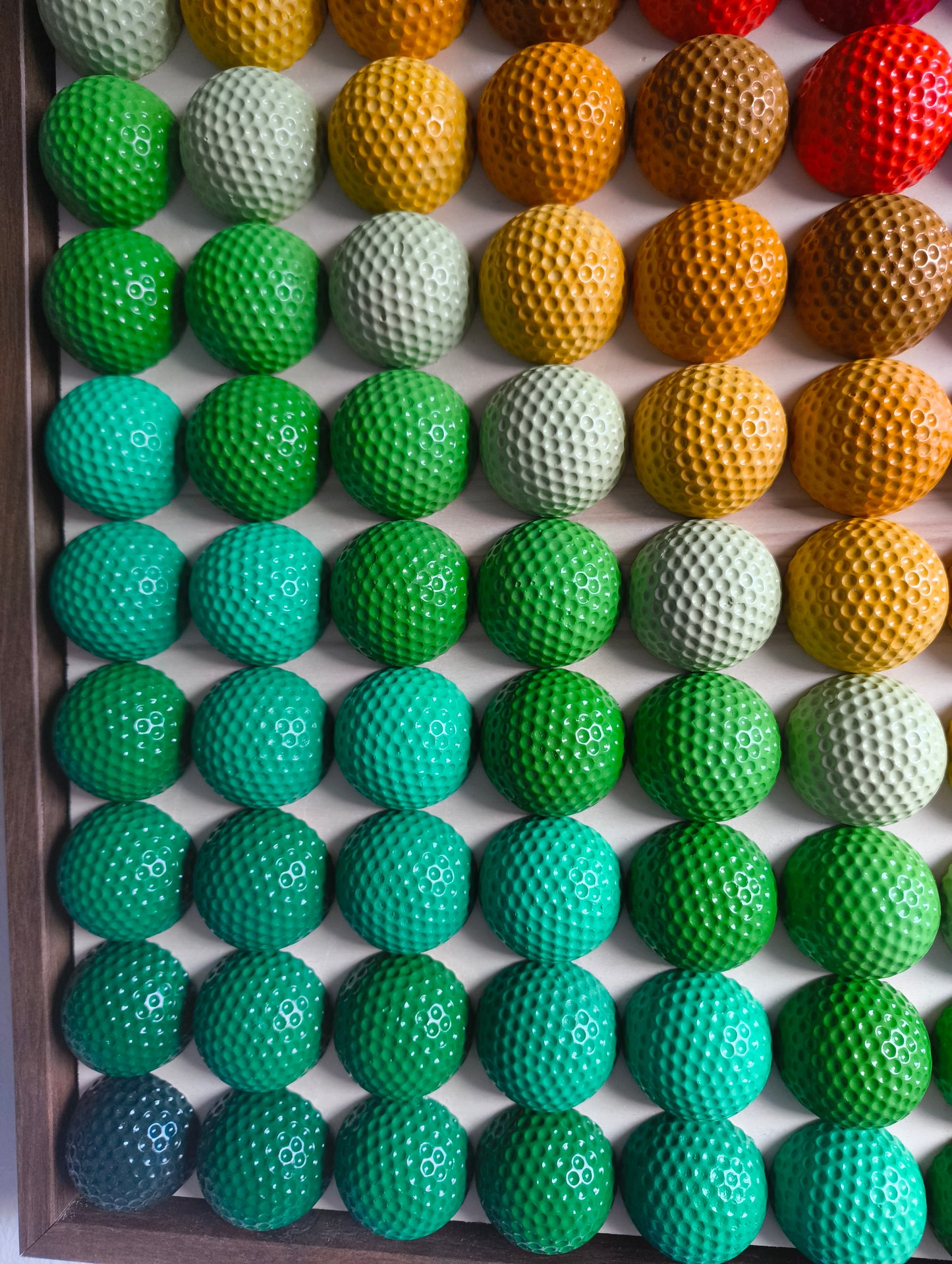 Golfball - 3D Kunst; Bunte Golfbälle im Farbverlauf; 53x53 cm