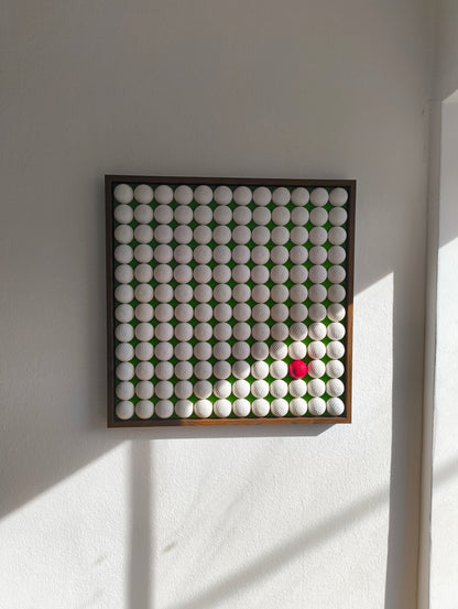 Golfball - 3D Kunst; Weißes Golfball Bild mit rotem Akzent auf grünem Hintergrund; 53x53 cm