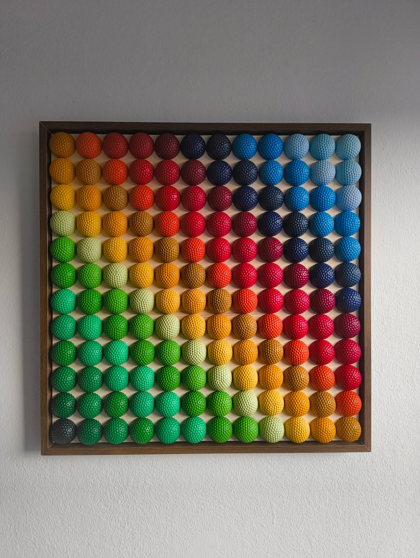 Golfball - 3D Kunst; Bunte Golfbälle im Farbverlauf; 53x53 cm