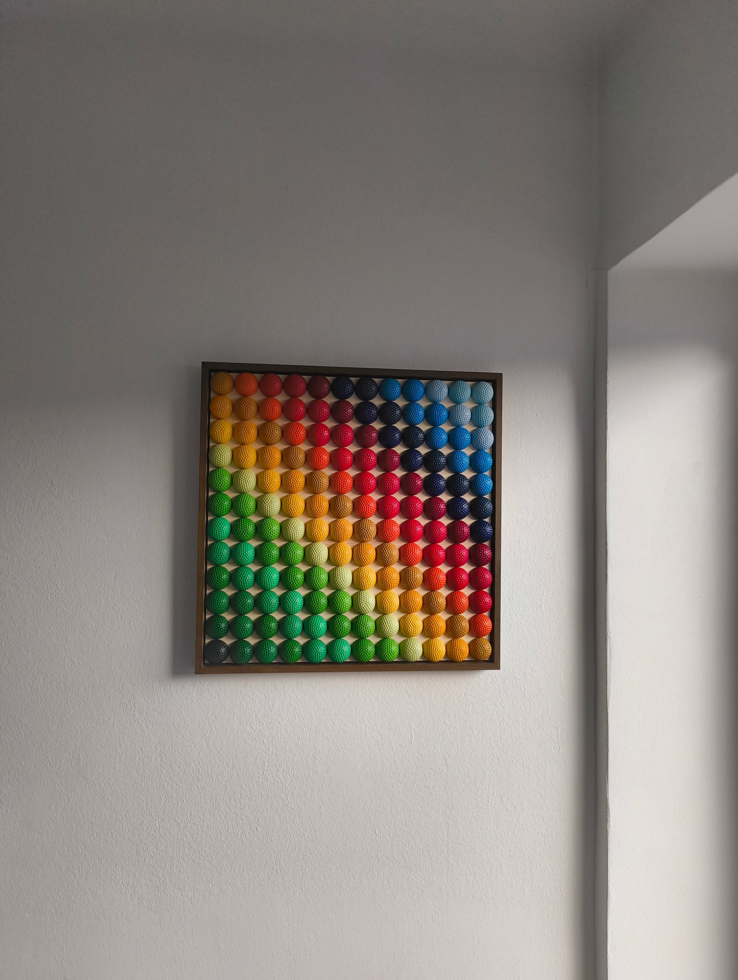 Golfball - 3D Kunst; Bunte Golfbälle im Farbverlauf; 53x53 cm