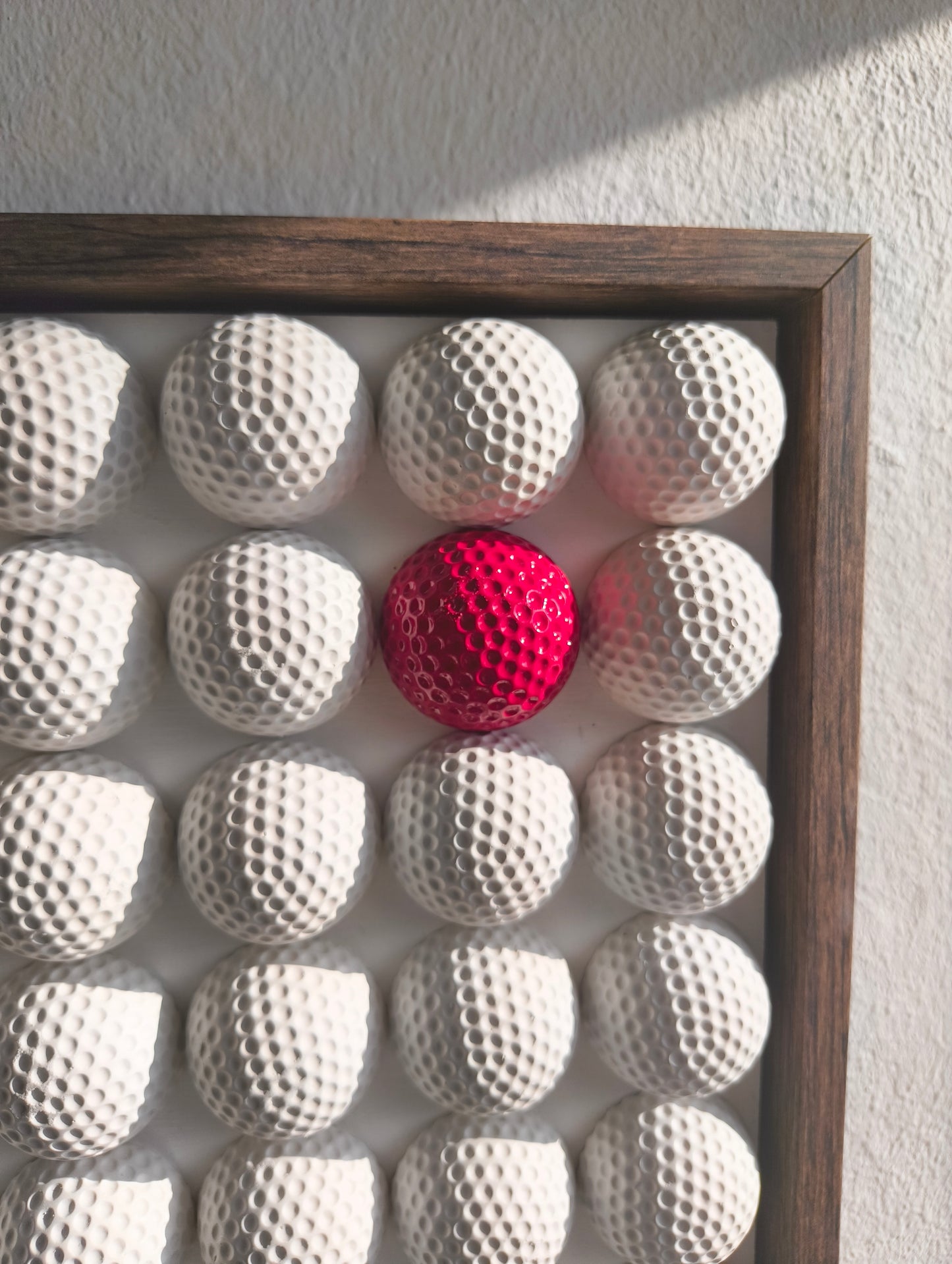 Golfball - 3D Kunst; Weißes Golfball Bild mit rotem Akzent; 28x28 cm
