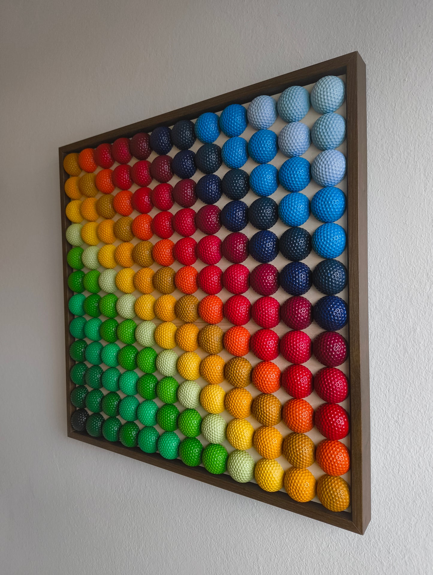 Golfball - 3D Kunst; Bunte Golfbälle im Farbverlauf; 53x53 cm