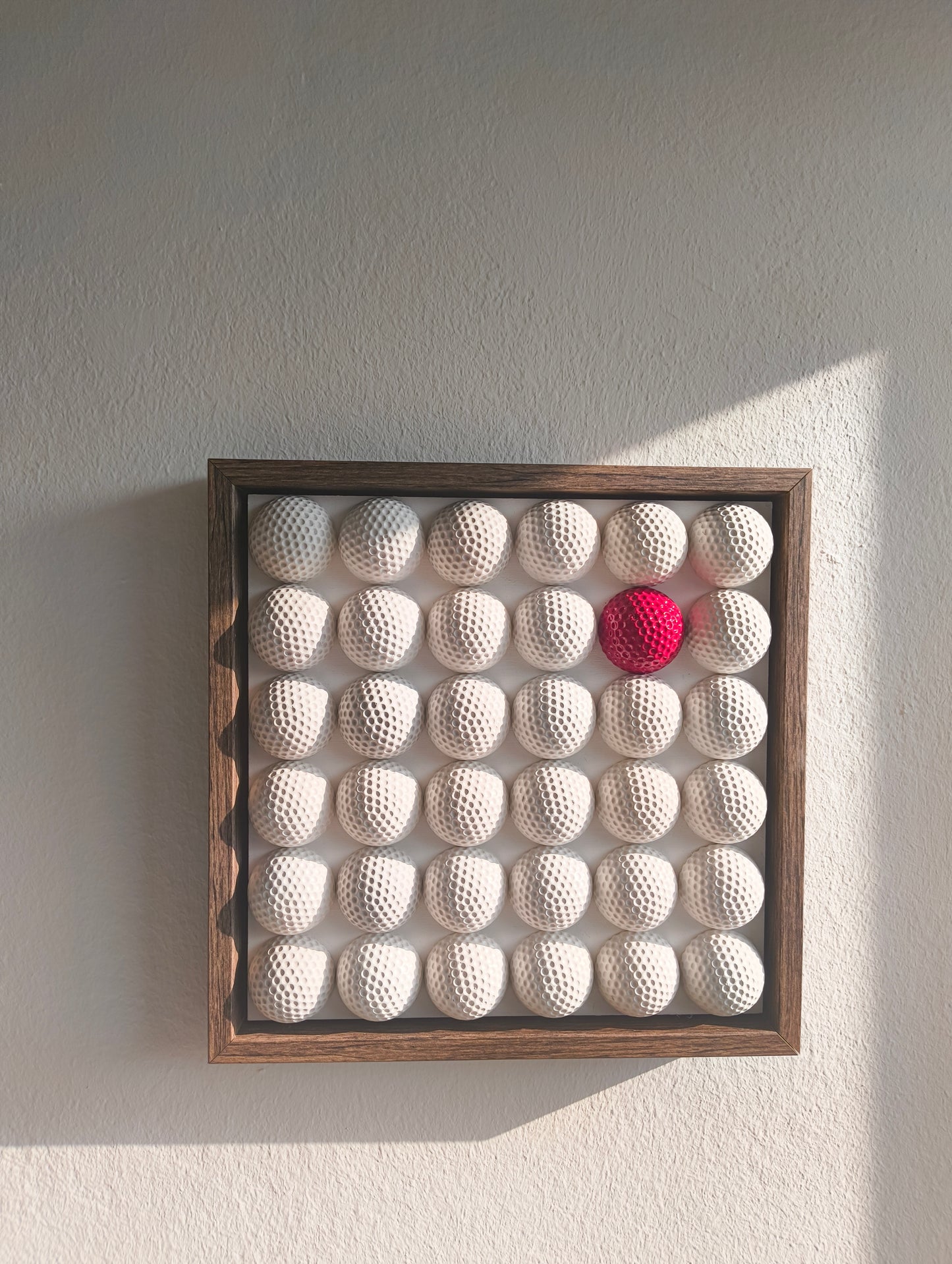 Golfball - 3D Kunst; Weißes Golfball Bild mit rotem Akzent; 28x28 cm