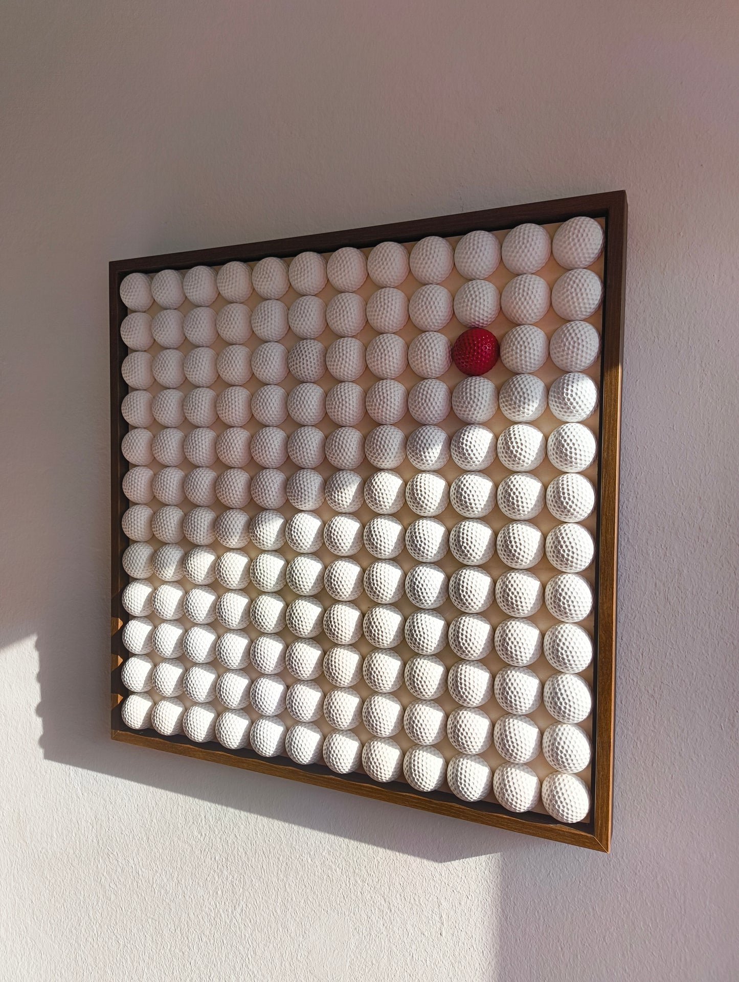 Golfball - 3D Kunst; Weißes Golfball Bild mit rotem Akzent; 53x53 cm