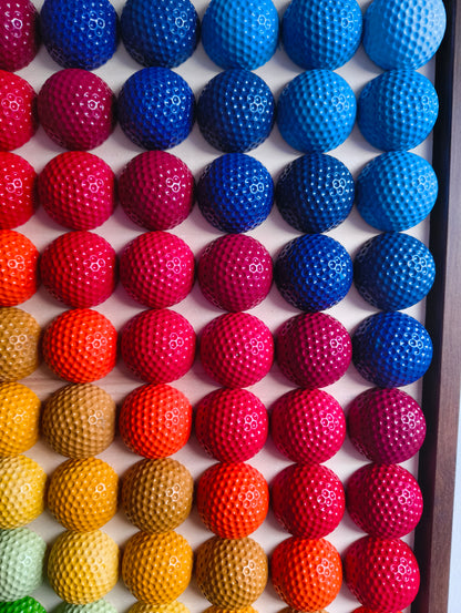 Golfball - 3D Kunst; Bunte Golfbälle im Farbverlauf; 53x53 cm