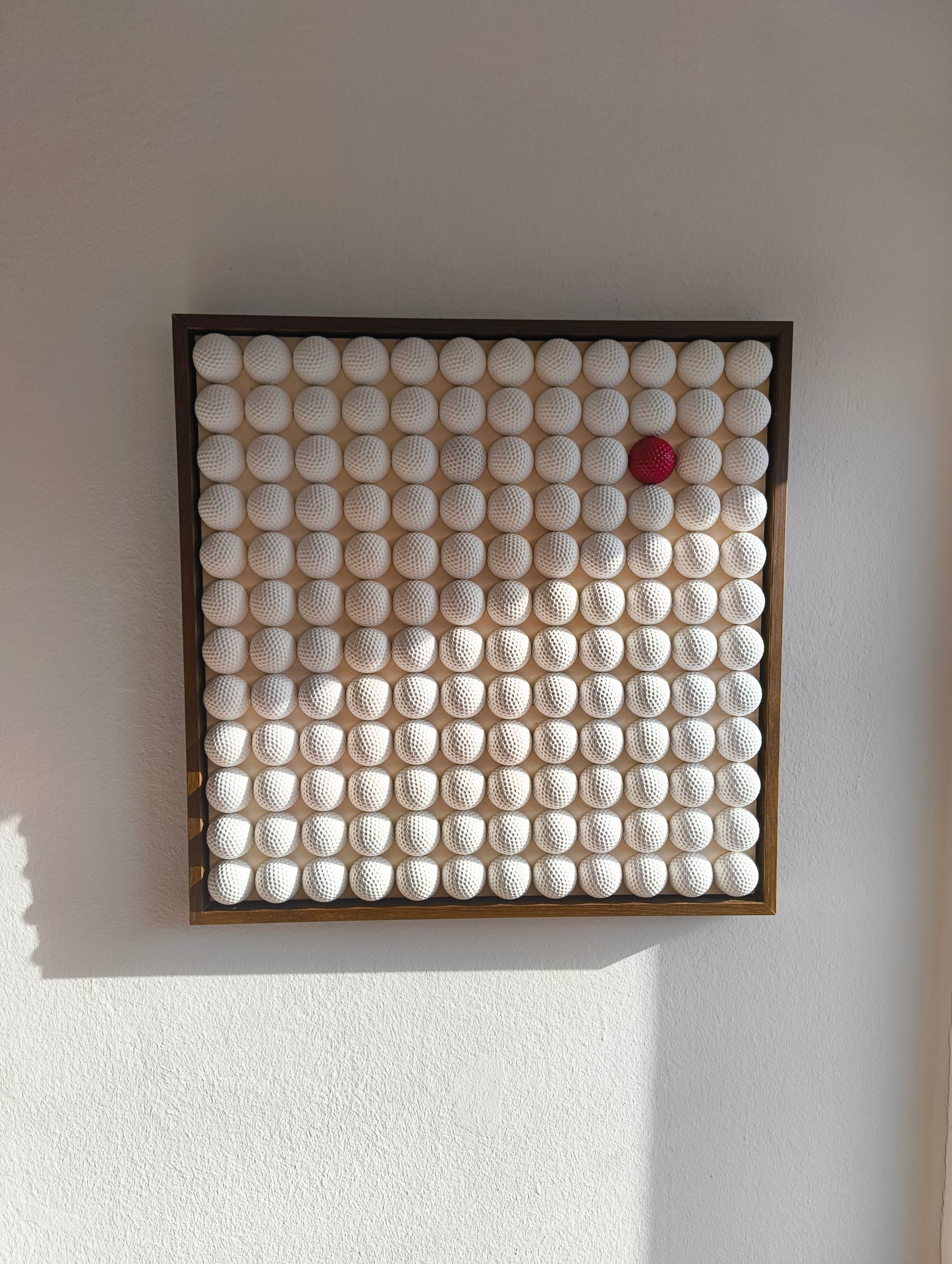 Golfball - 3D Kunst; Weißes Golfball Bild mit rotem Akzent; 53x53 cm