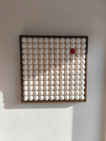 Golfball - 3D Kunst; Weißes Golfball Bild mit rotem Akzent; 53x53 cm
