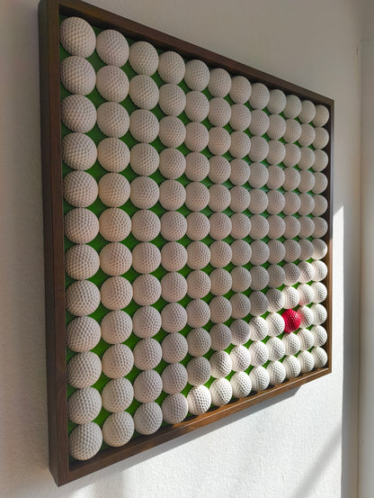 Golfball - 3D Kunst; Weißes Golfball Bild mit rotem Akzent auf grünem Hintergrund; 53x53 cm