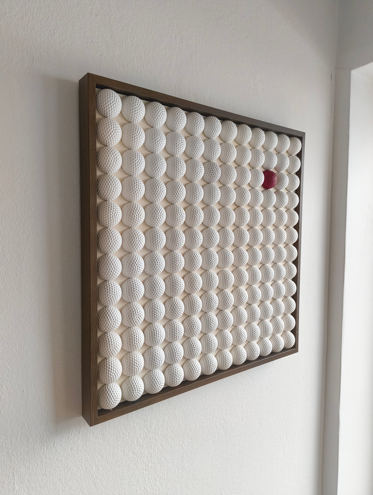 Golfball - 3D Kunst; Weißes Golfball Bild mit rotem Akzent; 53x53 cm