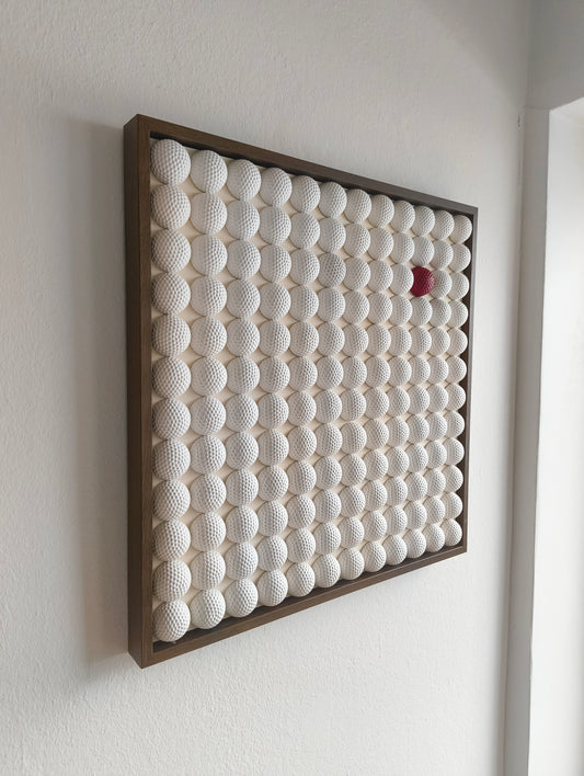 Golfball - 3D Kunst; Weißes Golfball Bild mit rotem Akzent; 53x53 cm